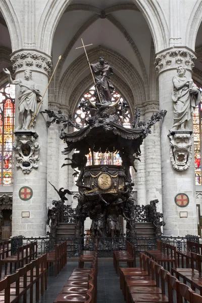 BRUSSELS - JUNE 22: Nave and baroque pulpit from gothic cathedral of Saint Michael on June 22, 2012 in Brussels. — Stock Photo, Image