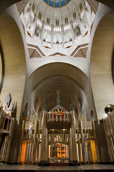 BRUSELAS - 22 DE JUNIO: Altar mayor y cúpula de la Basílica Nacional del Sagrado Corazón el 22 de junio de 2012 en Bruselas . —  Fotos de Stock