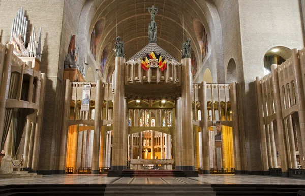 Brussel - 22 juni: middenbeuk van Nationale Basiliek van het heilig hart op 22 juni 2012 in Brussel. — Zdjęcie stockowe
