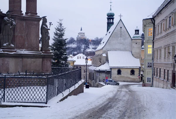 Banská Štiavnica - Slovensko - památka UNESCO - gotický kostel a nový hrad v dopoledních hodinách — Stock fotografie