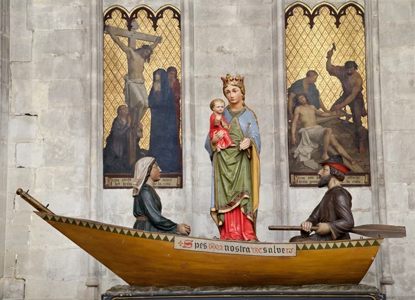 BRUSSES - JUNE 22: Virgin Mary as symbolic mother of the Catholic Church. Statue from gothic church Notre Dame du Sablon on June 22, 2012 in Brussels. — Stock Photo, Image