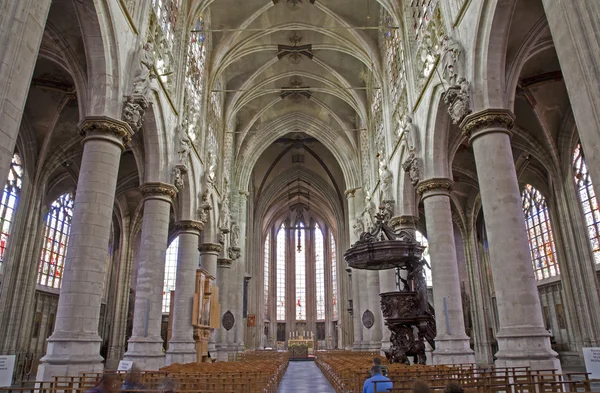 BRUSSELS - JUNE 22: Nave of gothic church Notre Dame du Sablon on June 22, 2012 in Brussels. — Stock Photo, Image