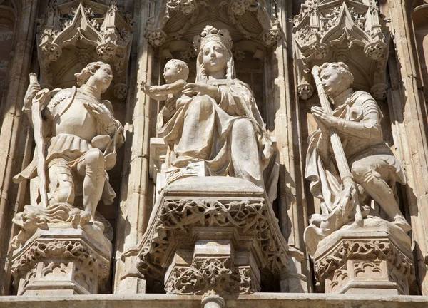 Brüssel - 21. Juni: Jungfrau Maria Statue vom Hauptportal der gotischen Kirche Notre Dame du Sablon am 21. Juni 2012 in Brüssel. — Stockfoto