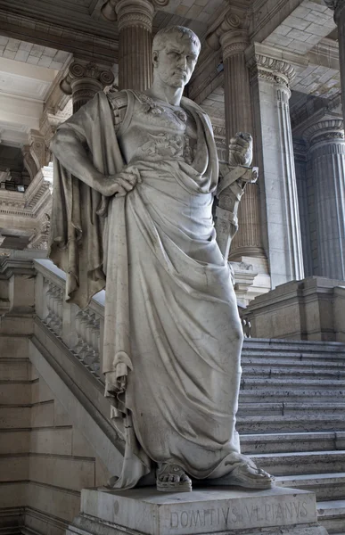 Bruksela - 22 czerwca: Rzeźba starożytnego prawnik Domicjusz ulpianus z vestiubule pałacu sprawiedliwości przez rzeźbiarz antoine-felix boureon na 22 czerwca 2012 r. w Brukseli. — Zdjęcie stockowe