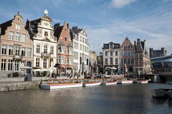 Gent - gent, Belçika Korenlei'ye sokak 24 Haziran 2012 tarihinde sabah ışığı içinde tipik eski evler. — Stok fotoğraf