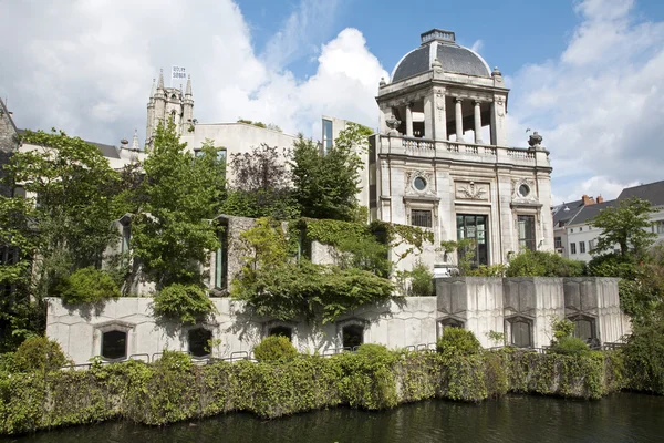 Gent - palace over the canal — Stock Photo, Image