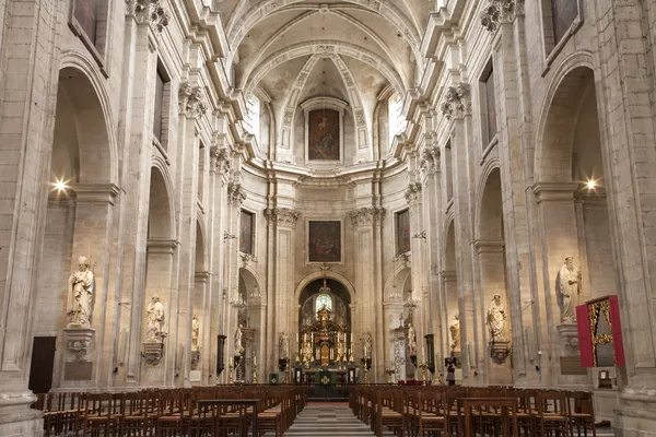 布鲁日-6 月 23 日： 教堂中殿的圣徒彼得的教会在 2012 年 6 月 23 日在根特，比利时. — 图库照片