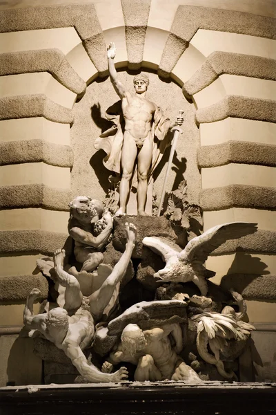 Wenen-fontein op de michael poort in de winternacht — Stockfoto