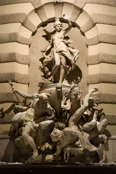 Viena- fuente en la puerta de Michael en la noche de invierno — Foto de Stock