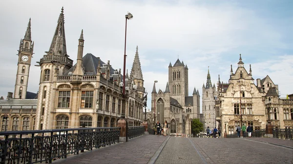 GENT - JUNHO 23: Olhar da ponte de São Miguel para a igreja e prefeitura de Nicolau em 23 de junho de 2012 em Gent, Bélgica . — Fotografia de Stock