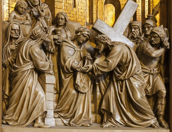 BRUSSELS - JUNE 24: Jesus meets the Veronica. Relief from Cross way in Saint Antoine church on June 24, 2012 in Brussels. — Stock Photo, Image