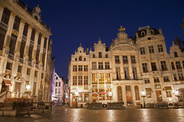 Брюссель - головної площі і ратуша у вечір. Площі Гроте Маркт. — стокове фото