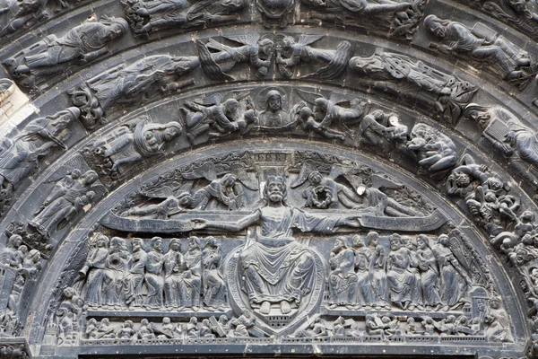 Paříž - detaily z hlavního portálu první gotické katedrály saint denis - Ježíše v nebi — Stock fotografie