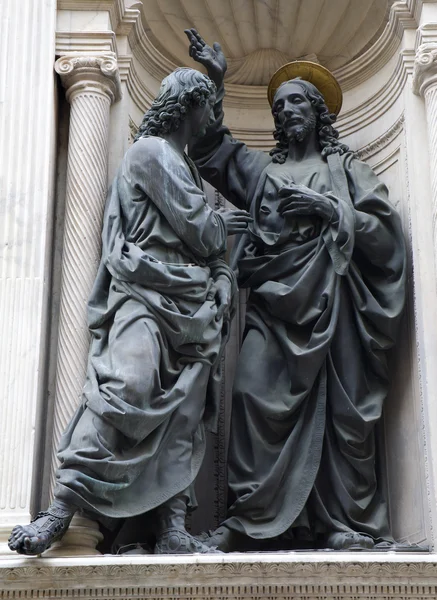 Florenz - christ und apostel thomas an der fassade von orsanmichele — Stockfoto