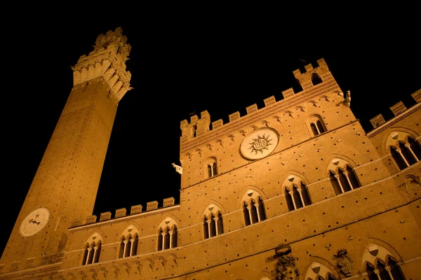 Sienne - Hôtel de ville et Torre del Mangia dans la nuit — Photo