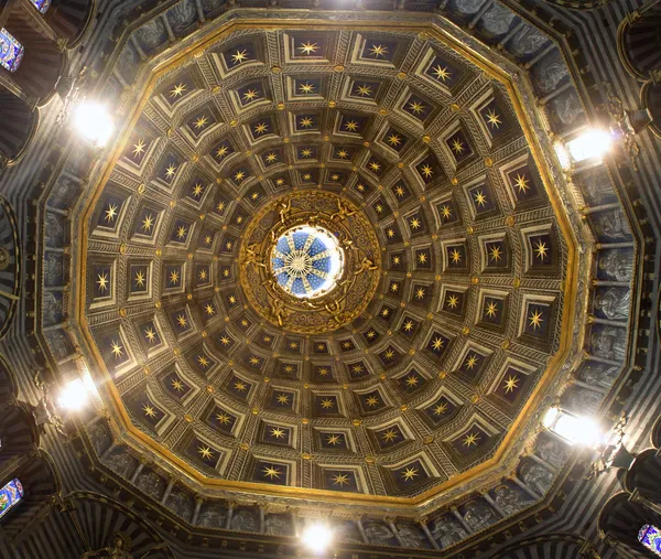 Siena - cúpula de la catedral de Santa Maria Assunta .- interior — Foto de Stock