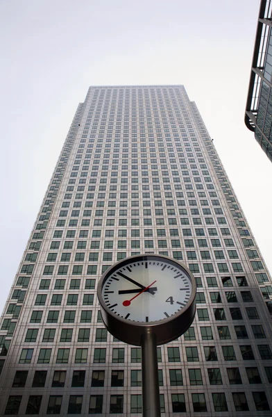 Londres - relógio e fachada da Canary Wharf Tower — Fotografia de Stock