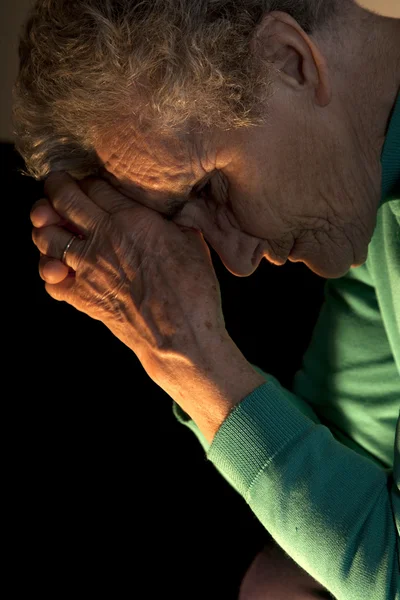 Meditación de la anciana junto a la vela — Foto de Stock