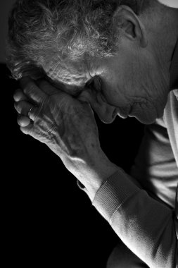 yaşlı kadın tarafından mum meditasyon