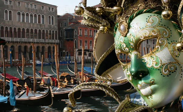 Veneza - máscara verde e Canal Grande — Fotografia de Stock
