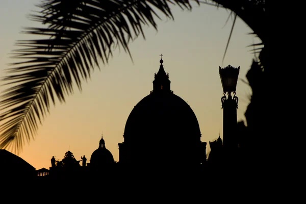 Rome - silhouette of st. Peters cathedral — Stock Photo, Image
