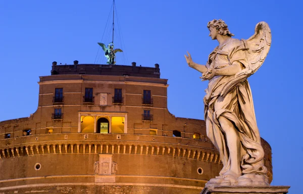 Estatua de ángel y castillo en Roma - noche —  Fotos de Stock