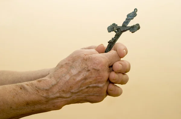 Hand of old woman with the cross — Stock Photo, Image