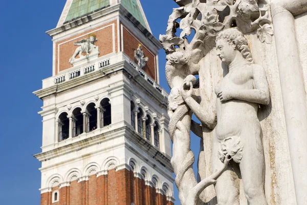 Venedig - Detail aus der Fassade des Dogenpalastes - adam — Stockfoto