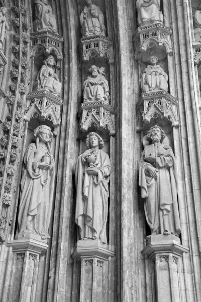 Brussels - Statue from south portal of Notre Dame du Sablon gothic church — Stock Photo, Image