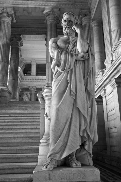 BRUXELLES - 22 JUIN : Statue de Lycurgos ancien roi de Sparte du vestibule du palais de justice le 22 juin 2012 à Bruxelles . — Photo