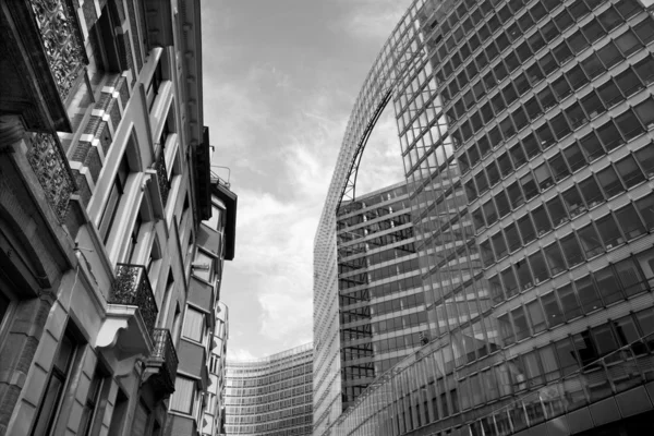 BRUSSELS - JUNE 24: Building of European Commission at Schumann square on June 24, 2012 in Brussels. — Stock Photo, Image