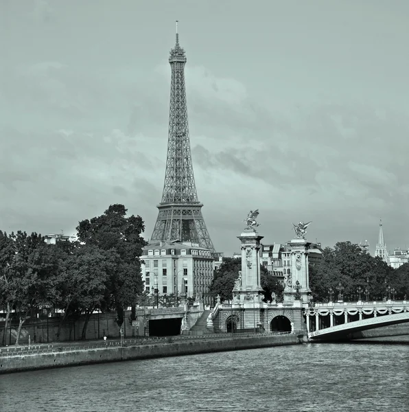 Париж - Эйфелева башня и мост Александра III — стоковое фото