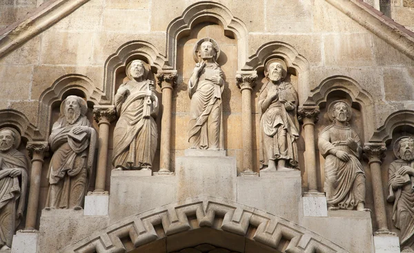 BUDAPEST - SETEMBRO 22: Detalhe do portal ocidental da Igreja Gótica de Jak pelo castelo de Vajdahunyad em 22 de setembro de 2012 em Budapeste . — Fotografia de Stock