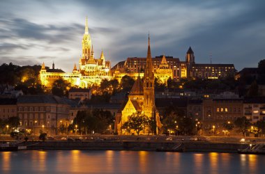 Budapeşte - Aziz matthew Katedrali'ne ve calvin Klein Kilisesi dusk