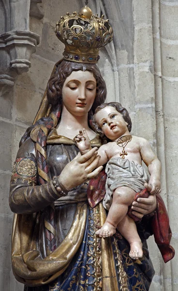 BRUSELAS - 22 DE JUNIO: Estatua de la Virgen María de la catedral gótica de San Miguel el 22 de junio de 2012 en Bruselas . — Foto de Stock