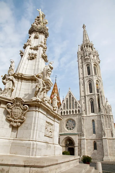 Budapest - Cathédrale gothique Saint Matthieu et colonne de la Trinité baroque — Photo