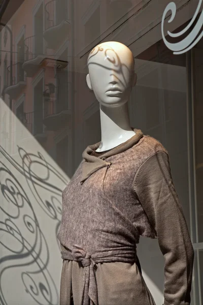 Mediolan - manekin w sklepie okna — Zdjęcie stockowe