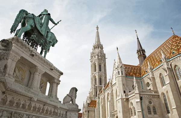 Budapest - St. Matthew's gothic Cathedral and st. Stephen — Stock Photo, Image