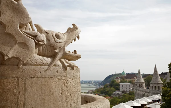 Budapest - detalj av dragon från fisher bastion — Stockfoto