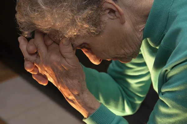 Meditation av gammal kvinna på levande ljus — Stockfoto