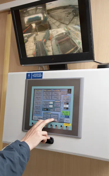 Monitor touch panel e mano — Foto Stock