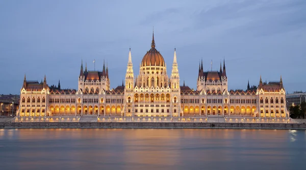 Budapest - parlamentet i skymning — Stockfoto