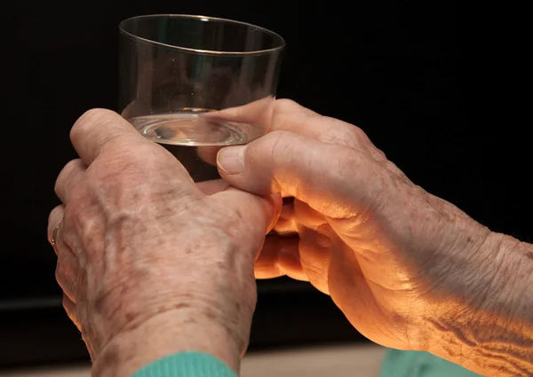 老婆と水のグラスの手 — ストック写真