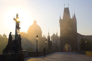 Prag - charles Köprüsü sabah sis içinde