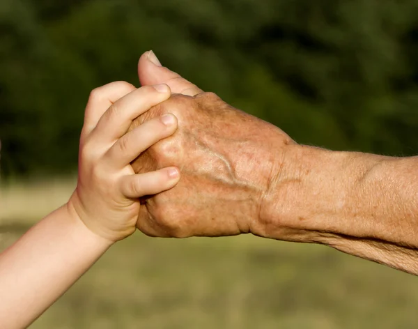 Mains de grand-mère et petit-enfant en jeu — Photo