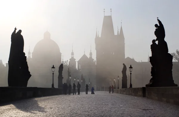 Prague - Charles bridge in morning fog — Stock Photo, Image