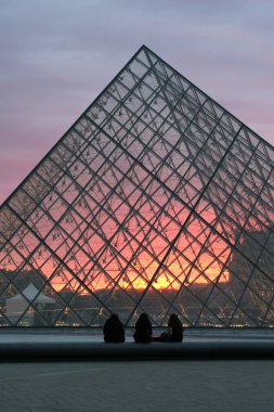 Paris - louvre akşam piramit