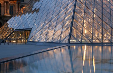 Paris - louvre akşam piramit