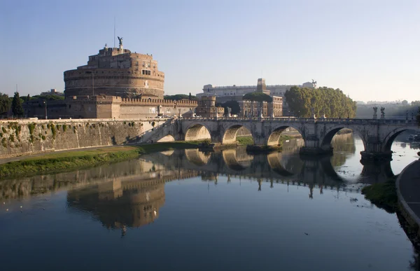 Roma - castillo del ángel y puente del ángel en la mañana —  Fotos de Stock