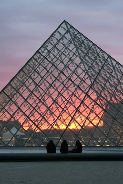 Paris - pyramid i luftventilen i kvällPaříž - pyramida v Louvru večer — Stockfoto